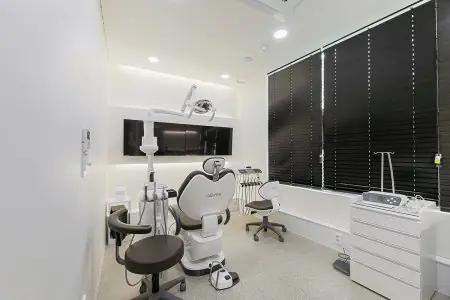 غرفة علاج أسنان بمعدات حديثة في عيادة Yonsei JW Dental Clinic