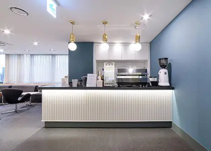 Sala de espera moderna con barra de café en Wonjin Plastic Surgery Clinic Seúl