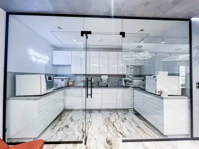 Sala de esterilización en Smile Centrum con equipo dental moderno, Praga