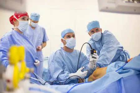 Surgeons performing minimally invasive surgery at Carolina Hospital operating room