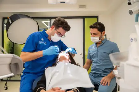 أطباء أسنان يجرون علاجًا في عيادة Bahçeşehir University Dental Hospital