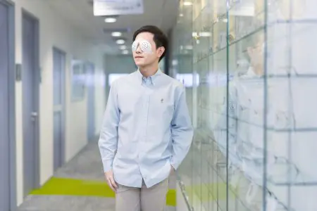 مريض بضمادات عين في ممر مركز TRSC International Eye and Vision Center بانكوك