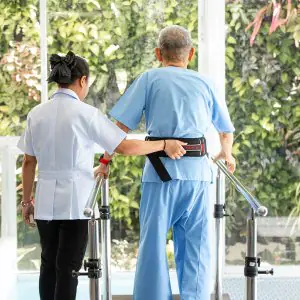 جلسة علاج تأهيلي في مركز MRC Medical Revitalized مع مريض ومعالج