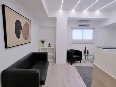 غرفة انتظار حديثة في عيادة IVF-Life Madrid بديكور بسيط