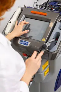 Equipo de tratamiento láser DEKA en Altos Clinic