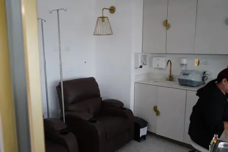 Sala de terapia intravenosa con sillones reclinables en Reviv Clinic, centro médico moderno