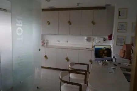 Sala de consultas en Reviv Clinic con mobiliario moderno y estación de trabajo informática