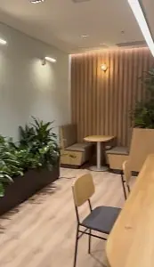 Área de espera moderna con asientos y plantas en Reju Stem Cell Clinic