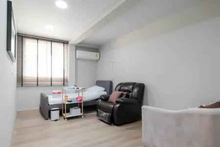 غرفة استشفاء المرضى في مركز Medtopia Wellness Center مع وسائل راحة حديثة