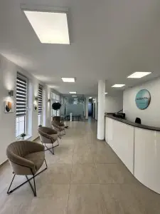Área de recepción en Rosental Dental con asientos modernos e interior luminoso