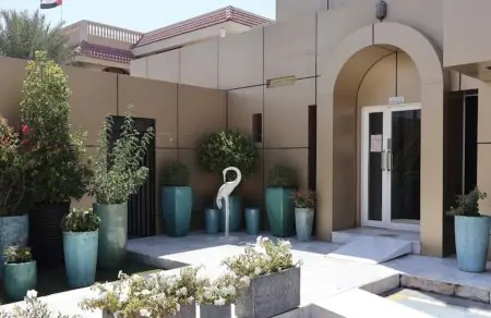Entrada exterior moderna con jardín en Samaa Fertility Clinic, Emiratos Árabes Unidos
