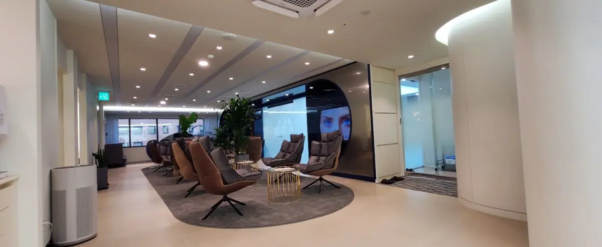 Sala de espera moderna en Gangnam Grand Eye Clinic, Seúl con asientos cómodos