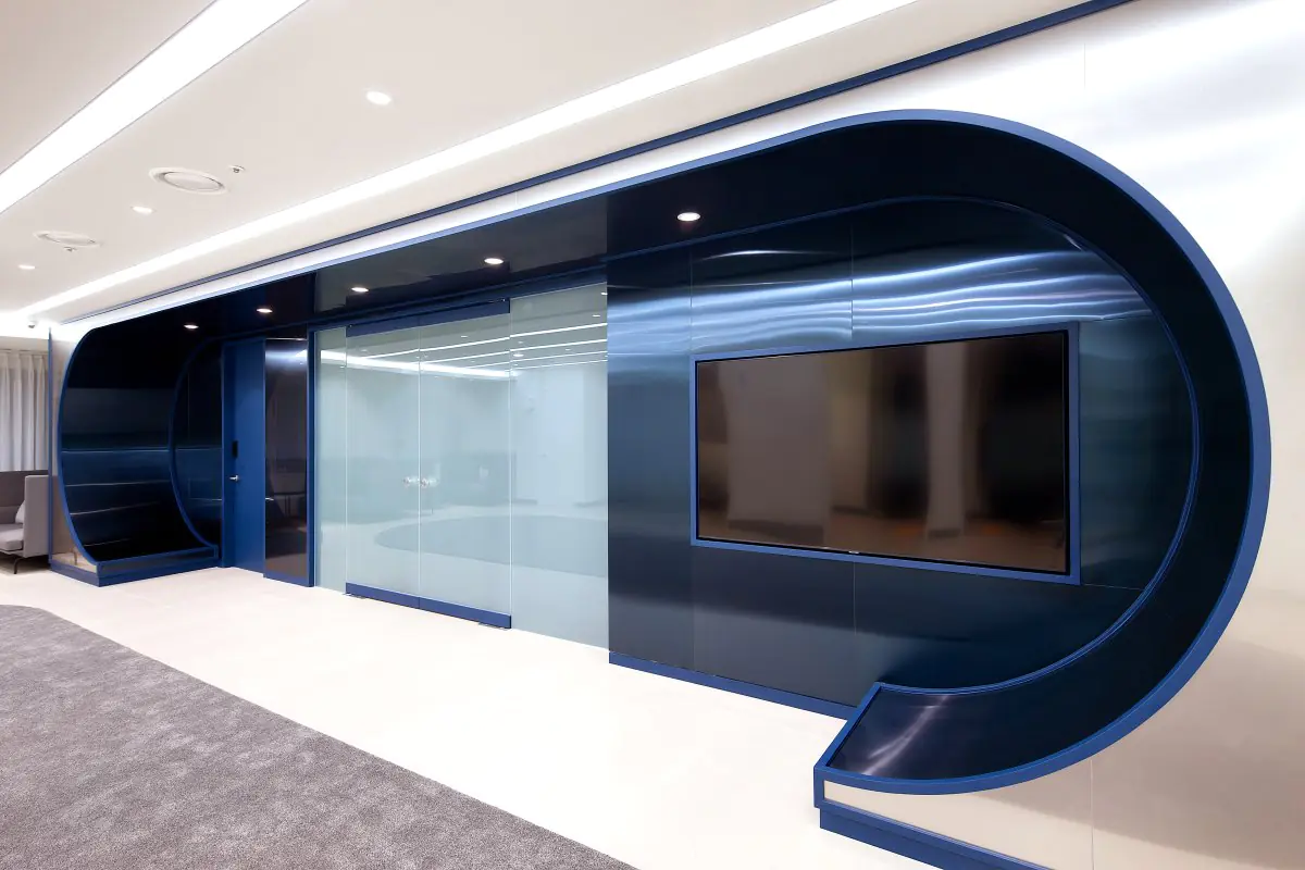 Área de espera moderna en Gangnam Grand Eye Clinic con diseño azul y pantalla de TV