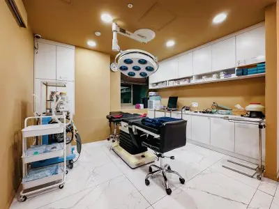 Quirófano en Dr. Tak Plastic Surgery con equipo quirúrgico moderno