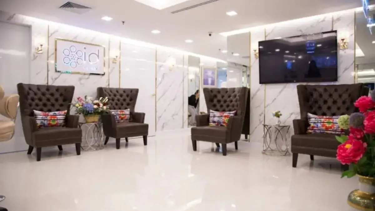 Waiting area at ID Clinic Bangkok with modern decor and comfortable seating