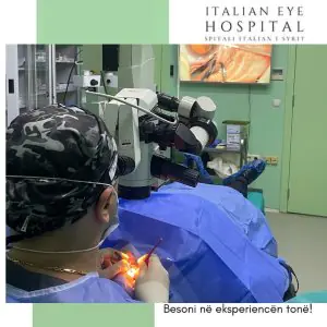 جراحة عيون باستخدام مجهر متقدم في غرفة العمليات بمستشفى Italian Eye Hospital