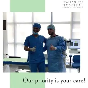 أطباء يرتدون ملابس جراحية في غرفة العمليات بمستشفى Italian Eye Hospital مع معدات طب العيون الحديثة