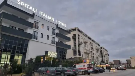 واجهة مستشفى Italian Eye Hospital مع سيارة إسعاف ومنطقة مواقف