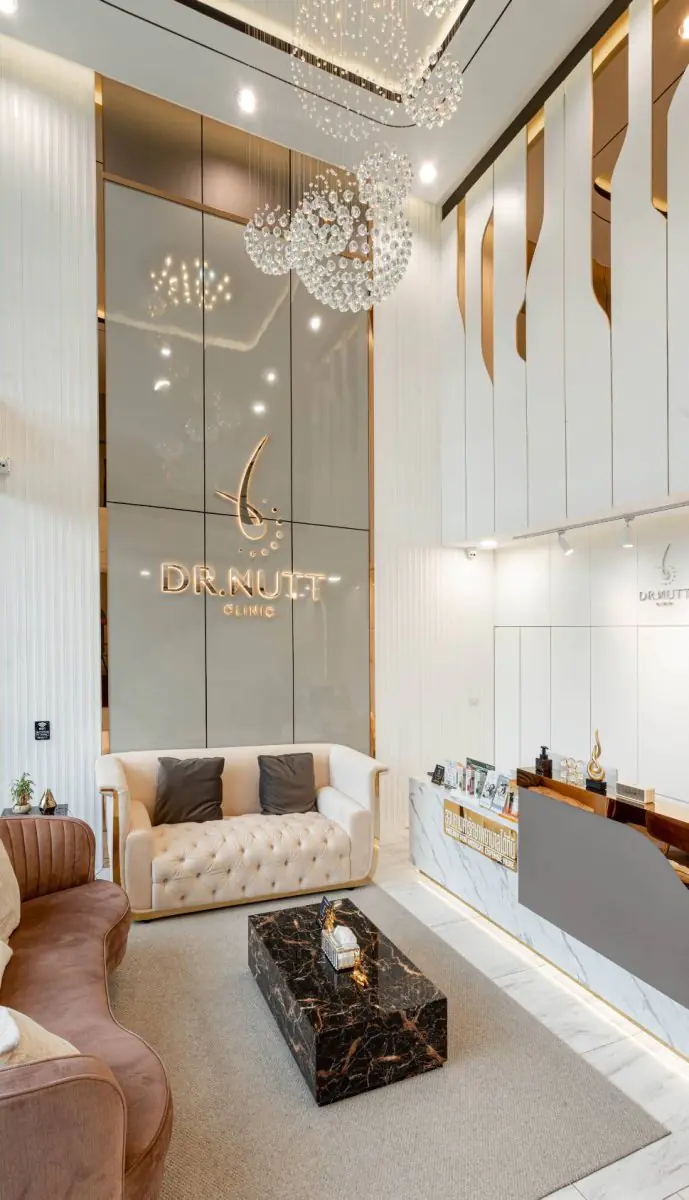 Reception area at Dr.Nutt Clinic with modern decor and comfortable seating