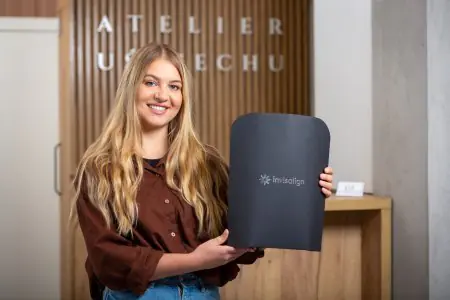 استقبال عيادة Atelier Uśmiechu مع ملف تقويم الأسنان Invisalign
