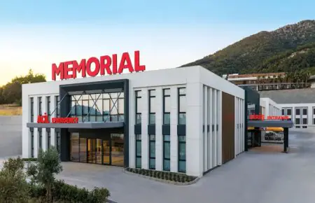 Fachada moderna del Memorial Bodrum Hospital en Turquía con entrada de emergencia