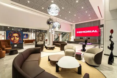 Sala de recepción moderna en Memorial Bodrum Hospital con arte contemporáneo