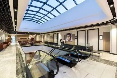 Área de espera moderna con escaleras mecánicas en Memorial Bodrum Hospital, Turquía