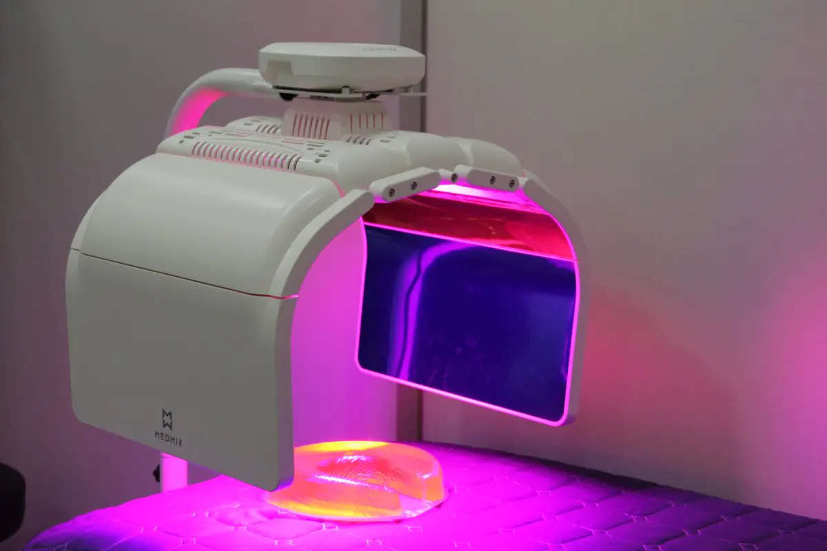 Appareil de luminothérapie LED à la clinique RNWOOD Plastic Surgery