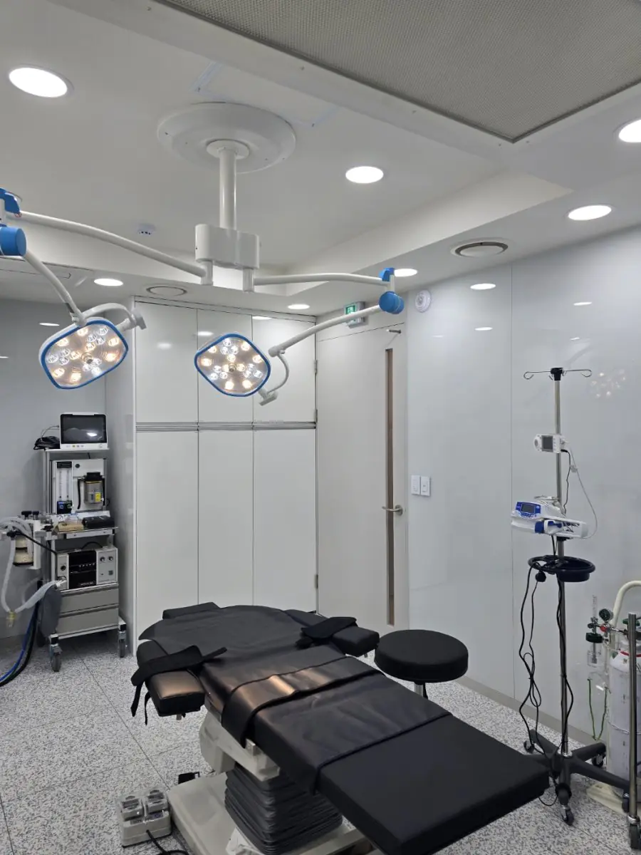 Bloc opératoire chez RNWOOD Plastic Surgery avec équipement chirurgical avancé