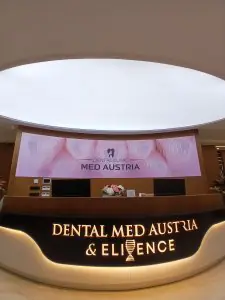 مكتب استقبال في عيادة Dental Med Austria & Elixence بتصميم عصري