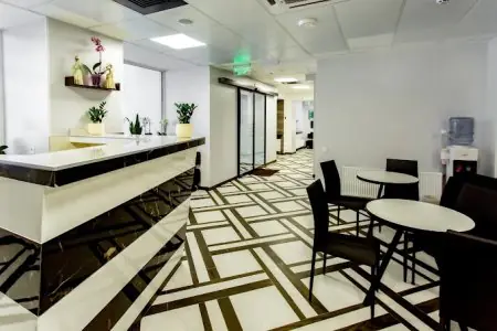 Recepción y sala de espera en Dmytrii Homola Clinic con decoración moderna