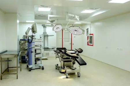 Quirófano moderno con equipo quirúrgico avanzado en Dmytrii Homola Clinic