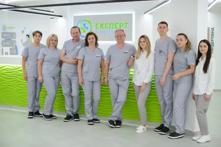طاقم طبي في منطقة استقبال Expert Clinic مع ديكور داخلي أخضر حديث