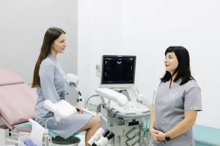 غرفة فحص نسائية مع جهاز موجات فوق صوتية في Expert Clinic