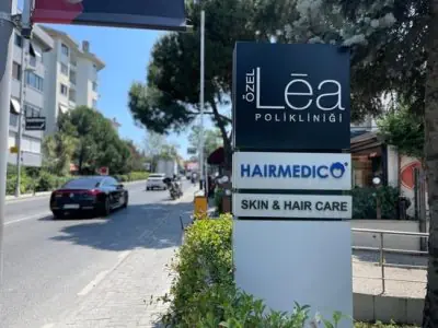 لافتة خارجية لعيادة Hairmedico للعناية بالبشرة والشعر في تركيا