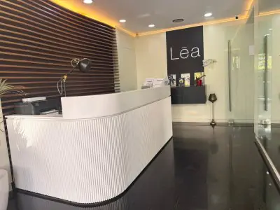 منطقة الاستقبال في عيادة Hairmedico بتصميم عصري ومكتب استقبال للمرضى