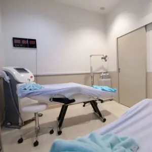 غرفة علاج تجميلي في Vital Glow Skin & Aesthetic بانكوك مزودة بأجهزة حديثة