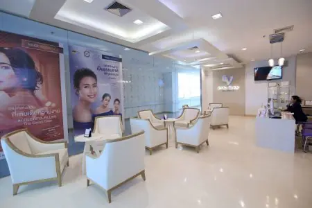 منطقة الاستقبال والانتظار في Vital Glow Skin & Aesthetic، مستشفى Navamin 9، بانكوك
