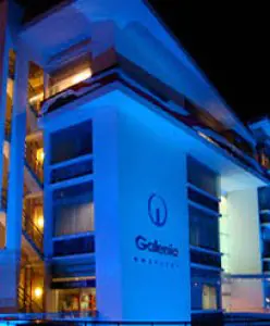 واجهة مستشفى Galenia مضاءة ليلاً في المكسيك