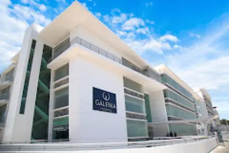 الواجهة الحديثة لمستشفى جالينيا في كانكون، المكسيك