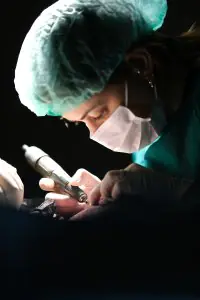جراح يجري زراعة شعر في عيادة Estemarley باستخدام معدات دقيقة