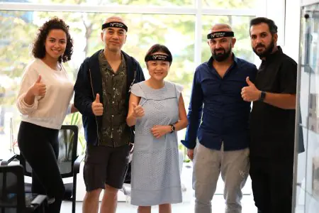 مرضى وطاقم عيادة Estemarley يبتسمون في منطقة انتظار حديثة