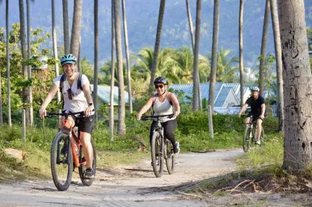 Actividad de ciclismo en Visit Natural Detox Resort, programa de bienestar tropical