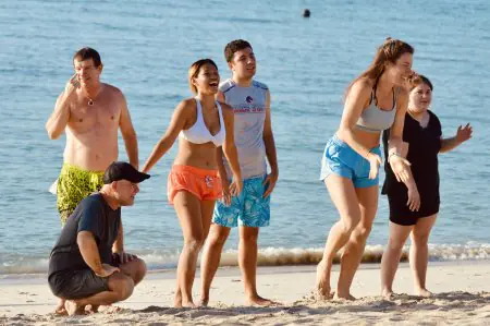Actividad de fitness grupal en la playa en Visit Natural Detox Resort, Koh Samui