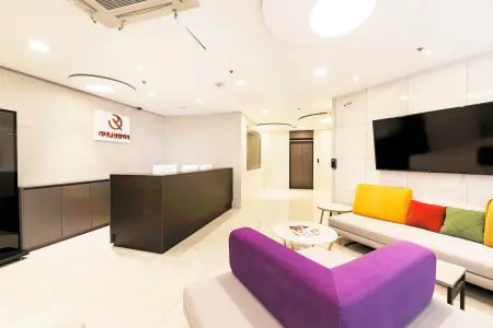 Reception and waiting area at Returning Plastic Surgery clinic, Seoul, modern interior
