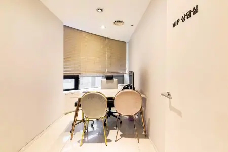 VIP consultation room at Returning Plastic Surgery clinic, modern private office