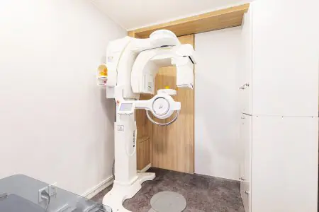 Dental X-ray machine at Returning Plastic Surgery clinic, modern diagnostic equipment
