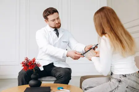 استشارة في عيادة dr.VRUBLIVSKYI لجراحة التجميل مع قياس الزرع