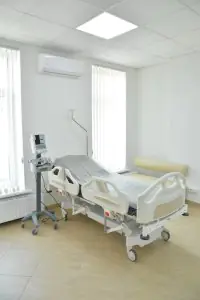 غرفة مرضى بسرير حديث في عيادة dr.VRUBLIVSKYI لجراحة التجميل