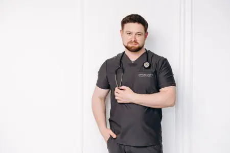 جراح تجميل في عيادة dr.VRUBLIVSKYI يرتدي زي طبي مع سماعة الطبيب